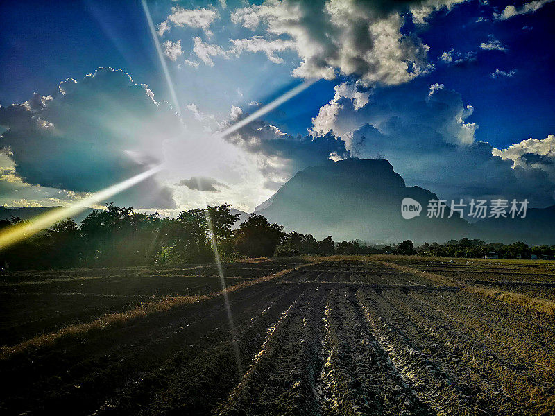 Doi Luang山，Chiang Dao，泰国北部在夕阳下，虽然镜头光晕。